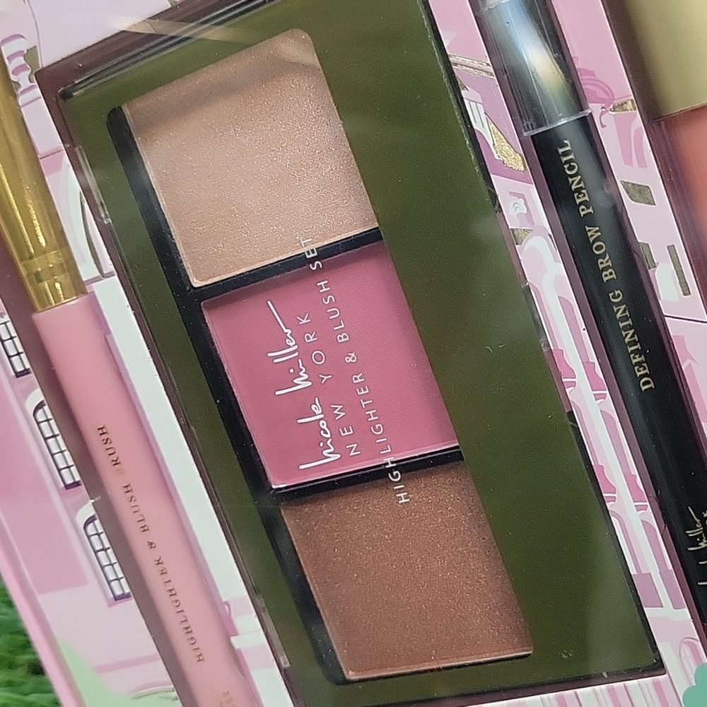 Nicole Miller New York Essential Makeup Collection - Picture 9 of 14